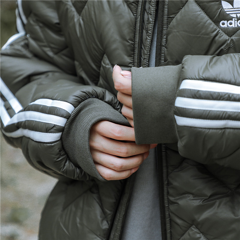 Куртка-бомбер цвета-хаки от бренда Adidas с манжетами трикотажными
