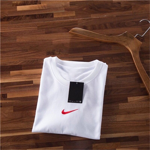 Классическая Nike белая футболка с голо на груди и коротким рукавом