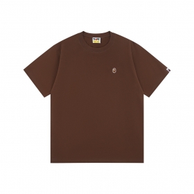 Модная от бренда BAPE футболка выполнена в коричневом цвете