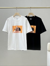 Белая футболка TNF c цветным принтом и логотипом бренда спереди