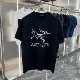 Хлопковая футболка свободного кроя с объёмным принтом Arcteryx чёрная 