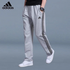 Повседневные спортивные штаны Adidas выполнены на эластичной резинке