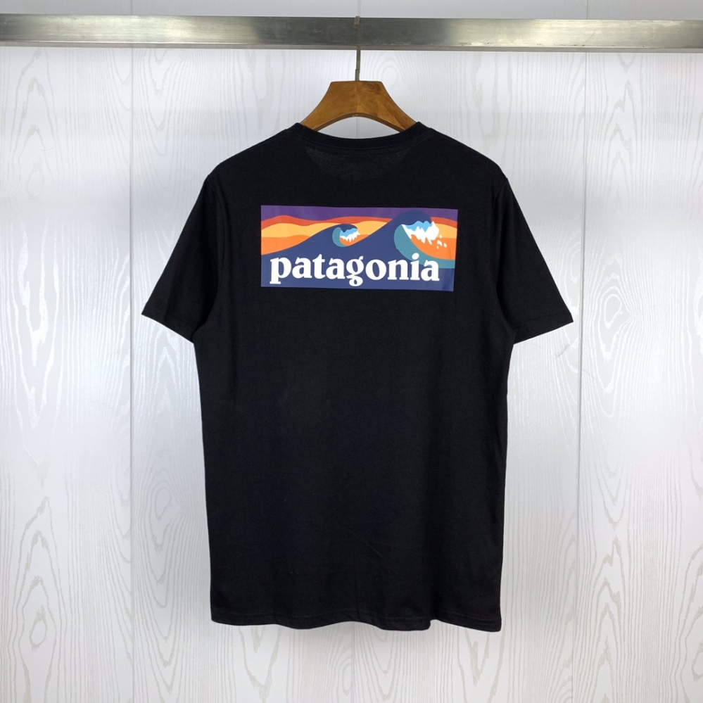 Чёрная футболка Patagonia c разноцветным принтом на спине