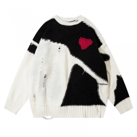 Креативная модель свитера бренда YL BOILING в черно-белом цвете