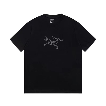 Черная футболка с принтом бренда Arcteryx свободного кроя