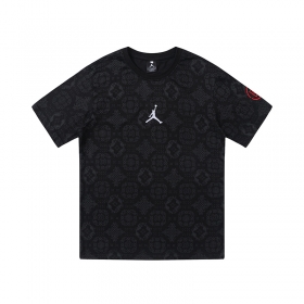 Черная хлопковая футболка от бренда Jordan с узорами по всей ткани