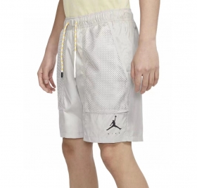 Базовые белые шорты Nike в белом цвете прямого кроя