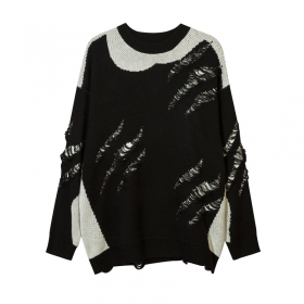 Практичный черный свитер бренда YL BOILING с порванными участками