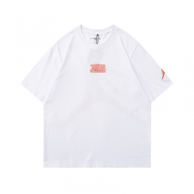 Белая хлопковая футболка с брендовой красной вышивкой Jordan на груди