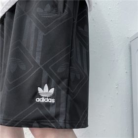 Спортивные чёрные шорты на плотной резинке от Adidas