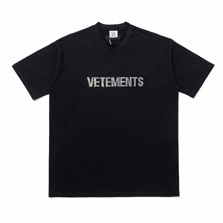 Стильная черная футболка VETEMENTS WEAR с брендовой надписью из страз