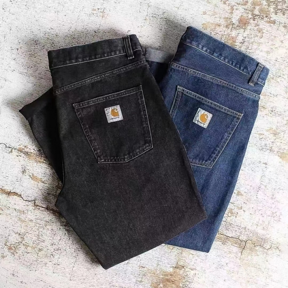 Чёрные джинсы Carhartt с фирменным логотипом на заднем кармане