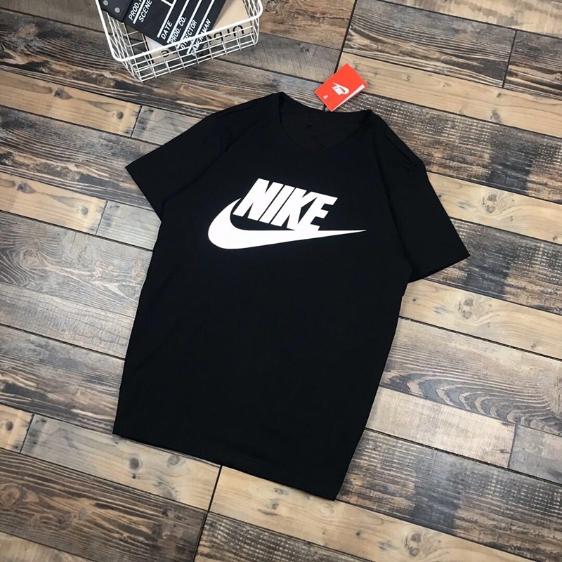 Чёрная повседневная футболка с белым логотипом Nike