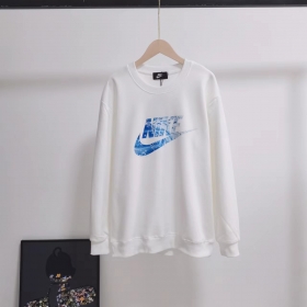 Уютная модель белого цвета свитшот Nike с синим лого