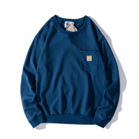 С фирменным лого на кармашке синий хлопковый свитшот бренда Carhartt