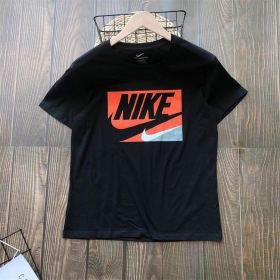 Чёрная Nike футболка выполнена из мягкого трикотажного хлопка