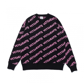 Хлопковый черный свитер с розовыми надписями бренда VETEMENTS WEAR