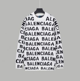 Эффектная модель свитера белого цвета с лого Balenciaga