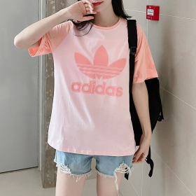 Стильная розовая футболка Adidas классического кроя