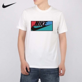 Легкая футболка выполнена в белом цвете от бренда Nike