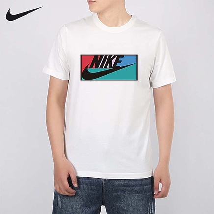 Легкая футболка выполнена в белом цвете от бренда Nike