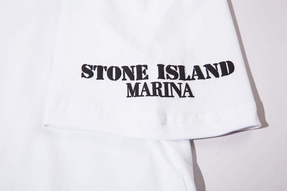 Классическая белая футболка STONE ISLAND с брендовой нашивкой на груди