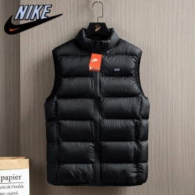 Классическая чёрная Nike утеплённая жилетка с карманами на молнии