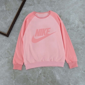 Спортивный розовый свитшот с фирменным логотипом бренда Nike