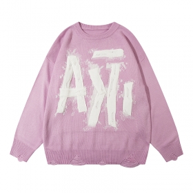 В светло-фиолетовом цвете свитер бренда ANBULLET с нашитыми буквами