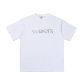Универсальная белая с надписью из страз футболка от VETEMENTS WEAR
