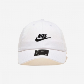 Белая кепка с вышитым логотипом Nike
