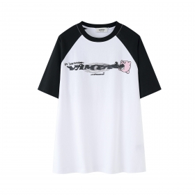 Оверсайз белая футболка VAMTAC с чёрными рукавами и надписями