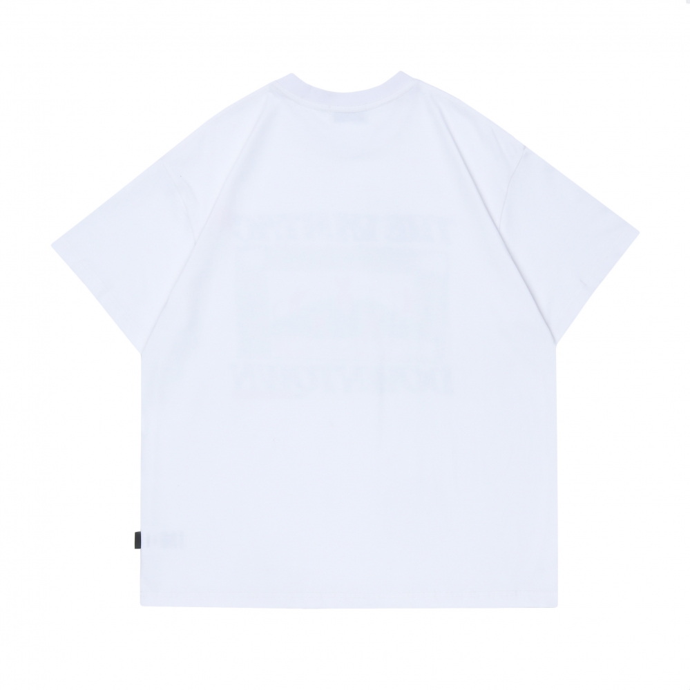 Универсальная белая футболка с принтом на груди от бренда VAMTAC