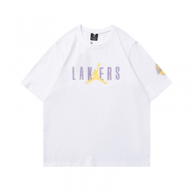 Стильная белая хлопковая футболка от бренда Jordan с надписью LAKERS