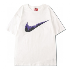 Белая футболка Nike Swoosh с фиолетово-чёрным лого