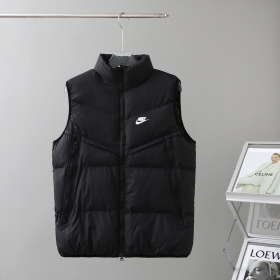 Чёрная жилетка Nike Swoosh с двумя карманами по бокам