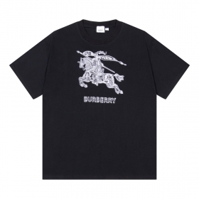 Трендовая черная BURBERRY футболка с принтом спереди прямого кроя
