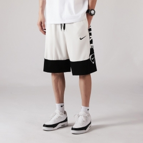 Легкие шорты в белом цвете от бренда Nike с надписью и карманами