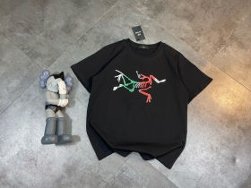 Черная хлопковая футболка  Arcteryx с цветным принтом бренда спереди