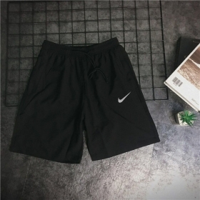 Спортивные чёрные шорты Nike выполнены из стрейч-ткани