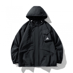 Унисекс чёрная с карманами на груди куртка от бренда Adidas