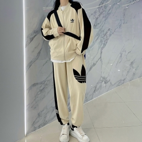 Повседневный спортивный костюм Adidas бежевый с длинным рукавом