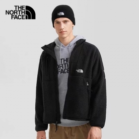 Трендовая флисовая чёрная куртка от бренда The North Face укороченная