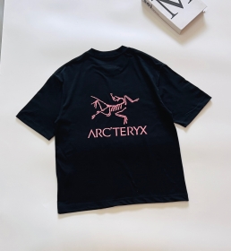 Черная хлопковая футболка Arcteryx с большим логотипом бренда сзади