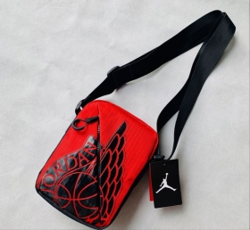 Красная сумка Jordan через плечо с регулирующим ремешком по длине