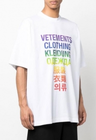 Удлиненная белая футболка VETEMENTS WEAR с разноцветным принтом