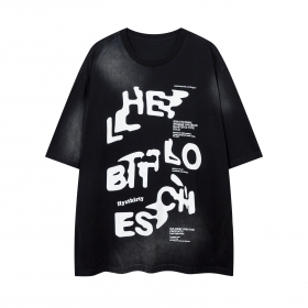 Хлопковая черная футболка бренда HYZ THIRTY с принтом из крупных букв