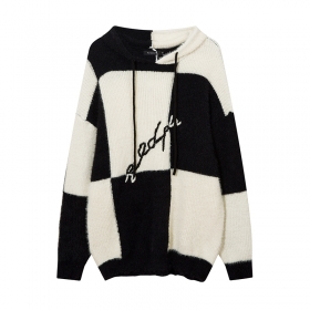 Клетчатый черно-белый свитер YL BOILING с практичным капюшоном