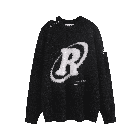 С крупным принтом буквы R черный свитер от бренда NEVERHOOD