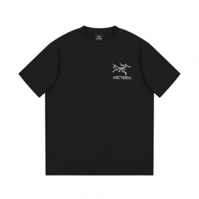 Классическая чёрная футболка с логотипом бренда Arcteryx 
